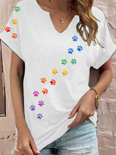 Frauen buntes T-Shirt mit Pfoten druck